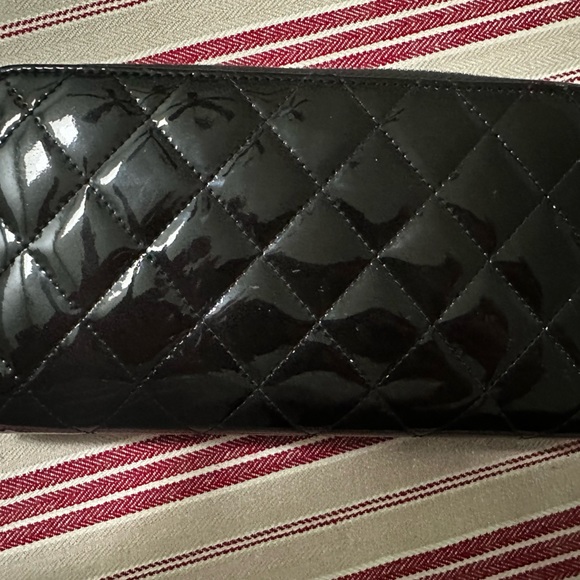 Chanel patent leather zip around wallet - Picture 4 of 9